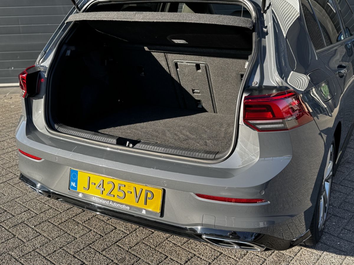 Volkswagen Golf 1.5 eTSI 150PK 3 x R-Line Volkswagen Golf 1.5 eTSI 150PK 3 x R-Line