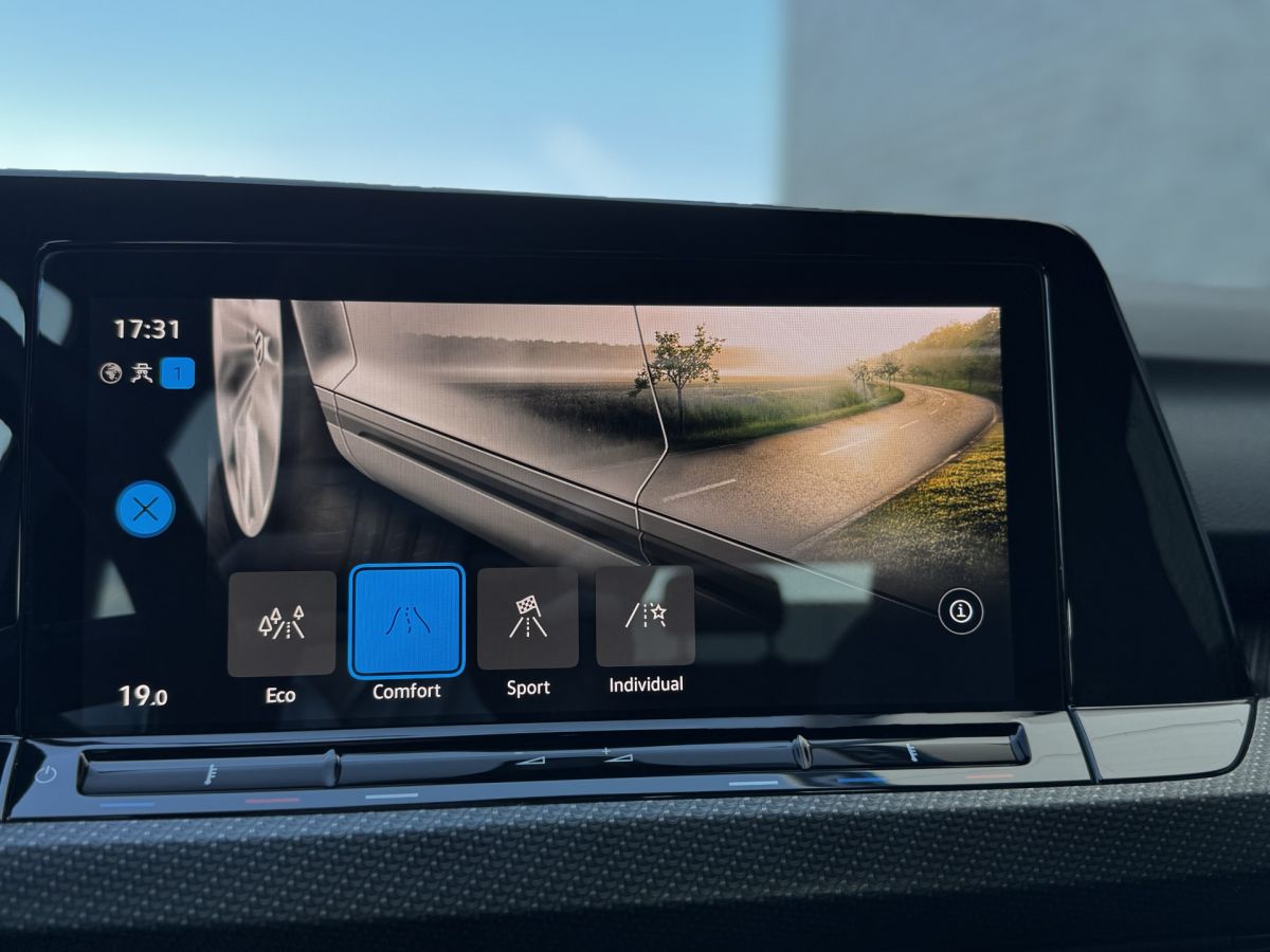 Volkswagen Golf 1.5 eTSI 150PK 3 x R-Line Volkswagen Golf 1.5 eTSI 150PK 3 x R-Line