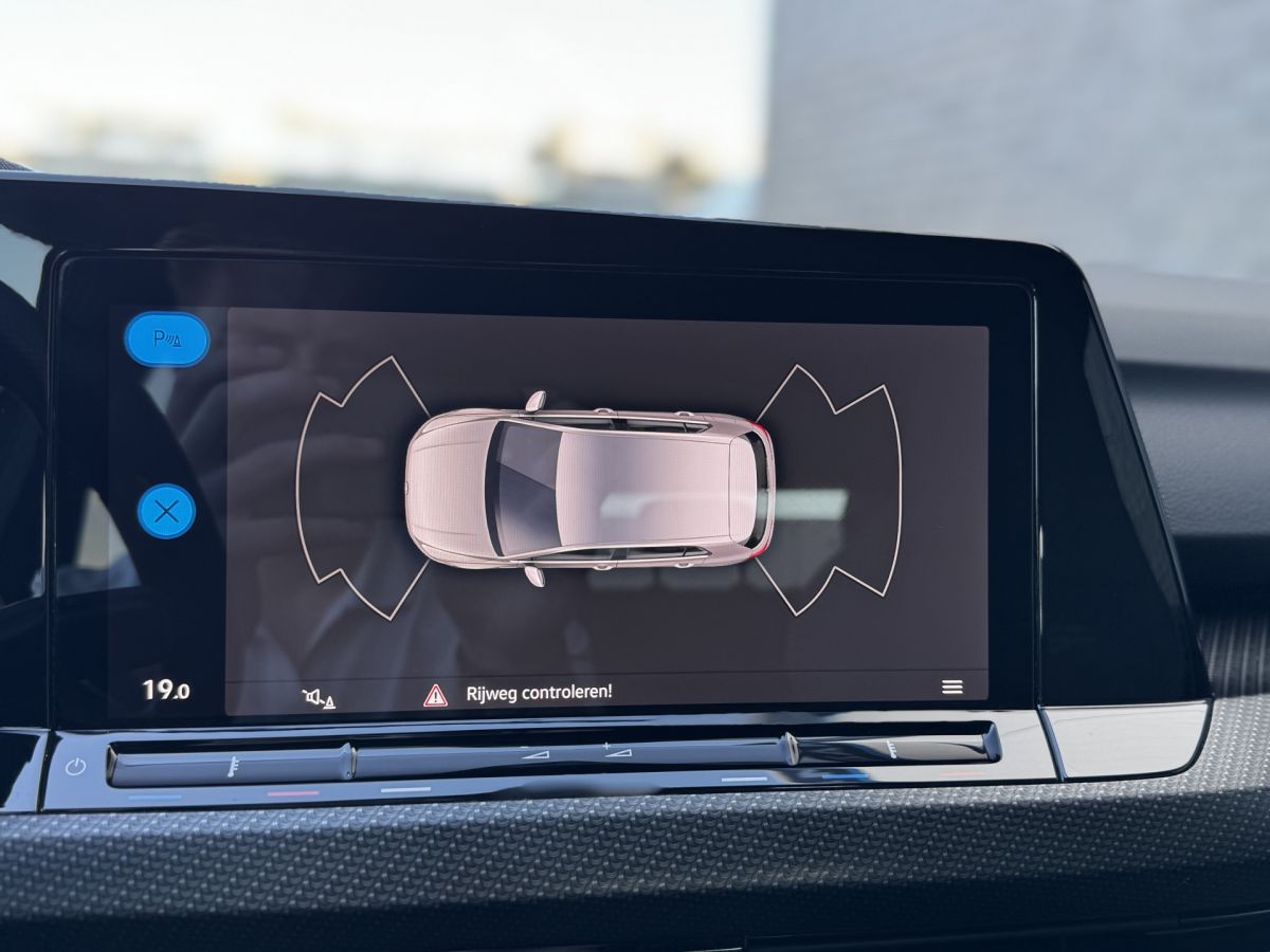 Volkswagen Golf 1.5 eTSI 150PK 3 x R-Line Volkswagen Golf 1.5 eTSI 150PK 3 x R-Line