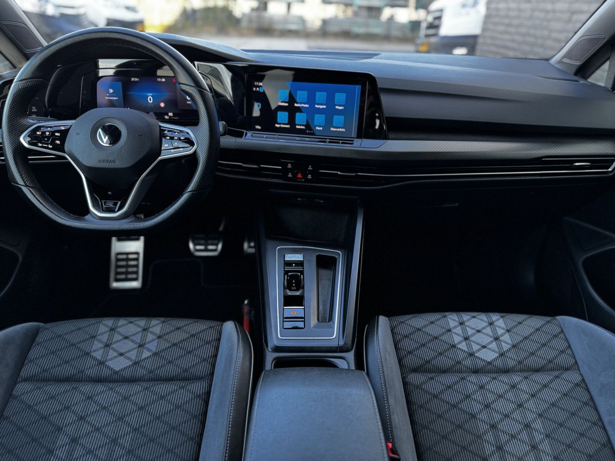 Volkswagen Golf 1.5 eTSI 150PK 3 x R-Line Volkswagen Golf 1.5 eTSI 150PK 3 x R-Line