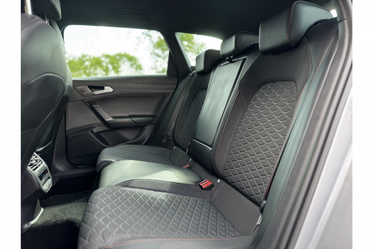 SEAT Leon Sportstourer 1.5 eTSI 150PK FR Business Intense Automaat | Navi | Camera | ACC | Beats | PDC | €22.900,- incl. BTW