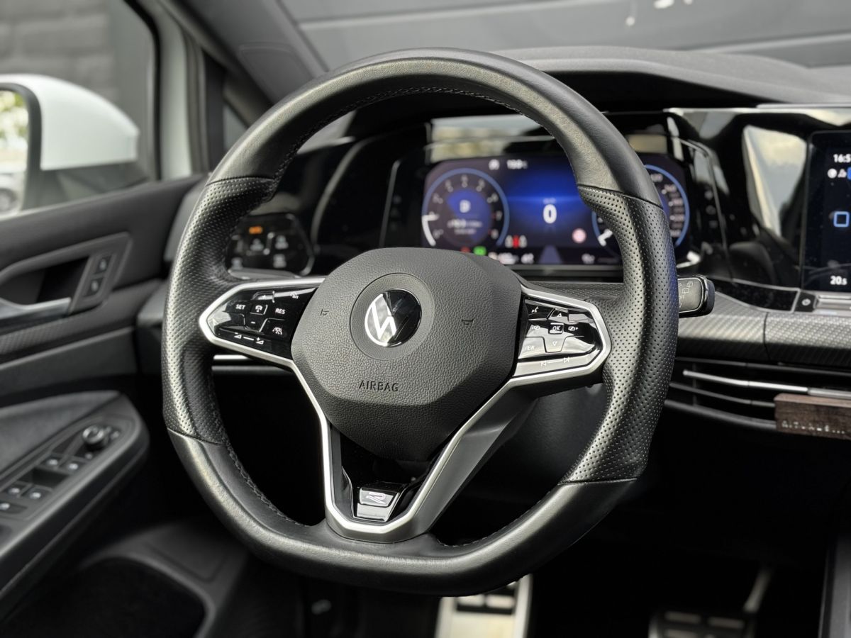 Volkswagen Golf 1.5 eTSI R-Line 3x R-Line Volkswagen Golf 1.5 eTSI R-Line 3x R-Line