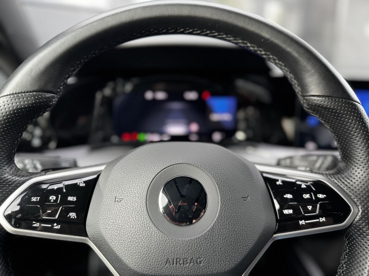 Volkswagen Golf 1.5 eTSI R-Line 3x R-Line Volkswagen Golf 1.5 eTSI R-Line 3x R-Line