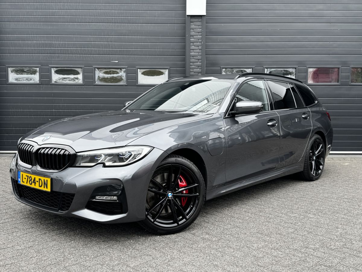 BMW 3 Serie Touring 330e High Executive M-Sport Shadowline 293PK