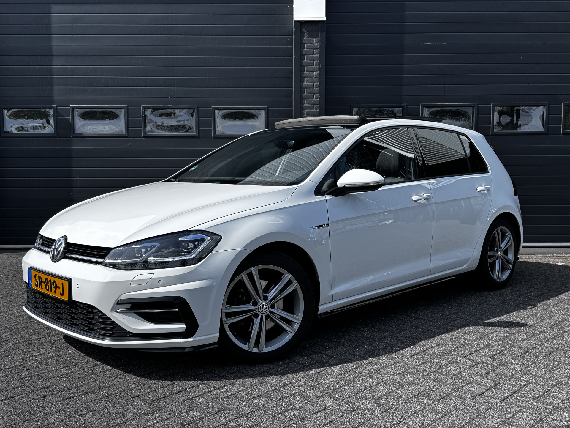 Volkswagen Golf 1.5 TSI 150PK Highline Business R-line Automaat