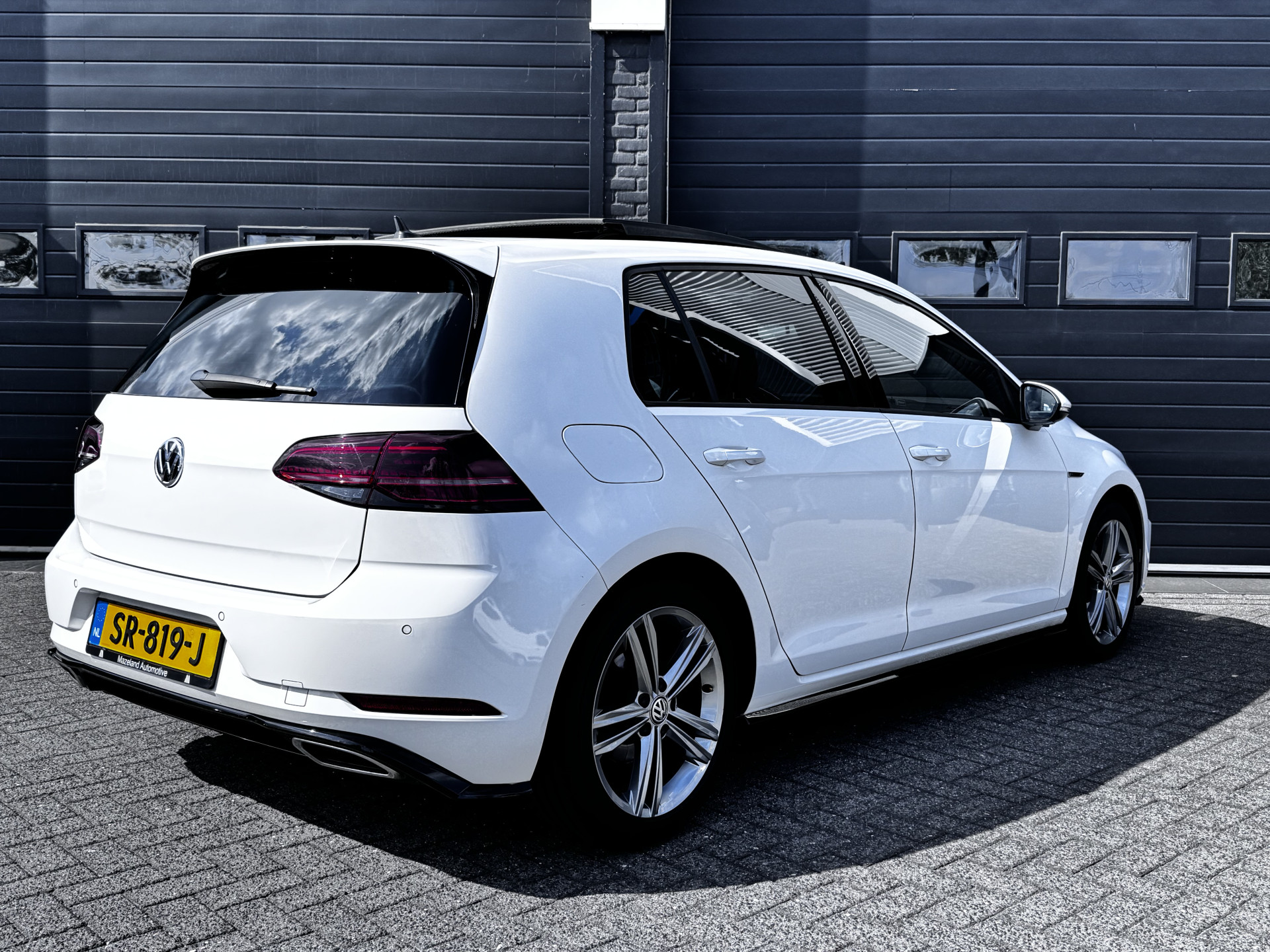 Volkswagen Golf 1.5 TSI 150PK Highline Business R-line Automaat