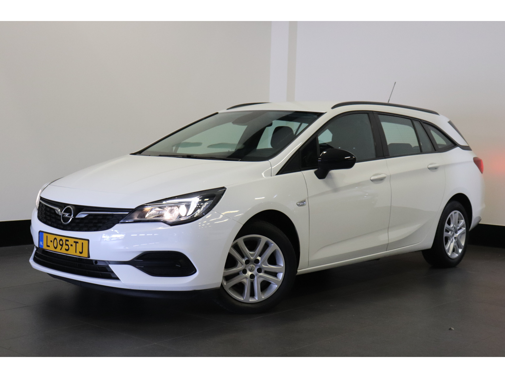 Opel Astra Sports Tourer 1.2 Edition NL Auto 12MND garantie