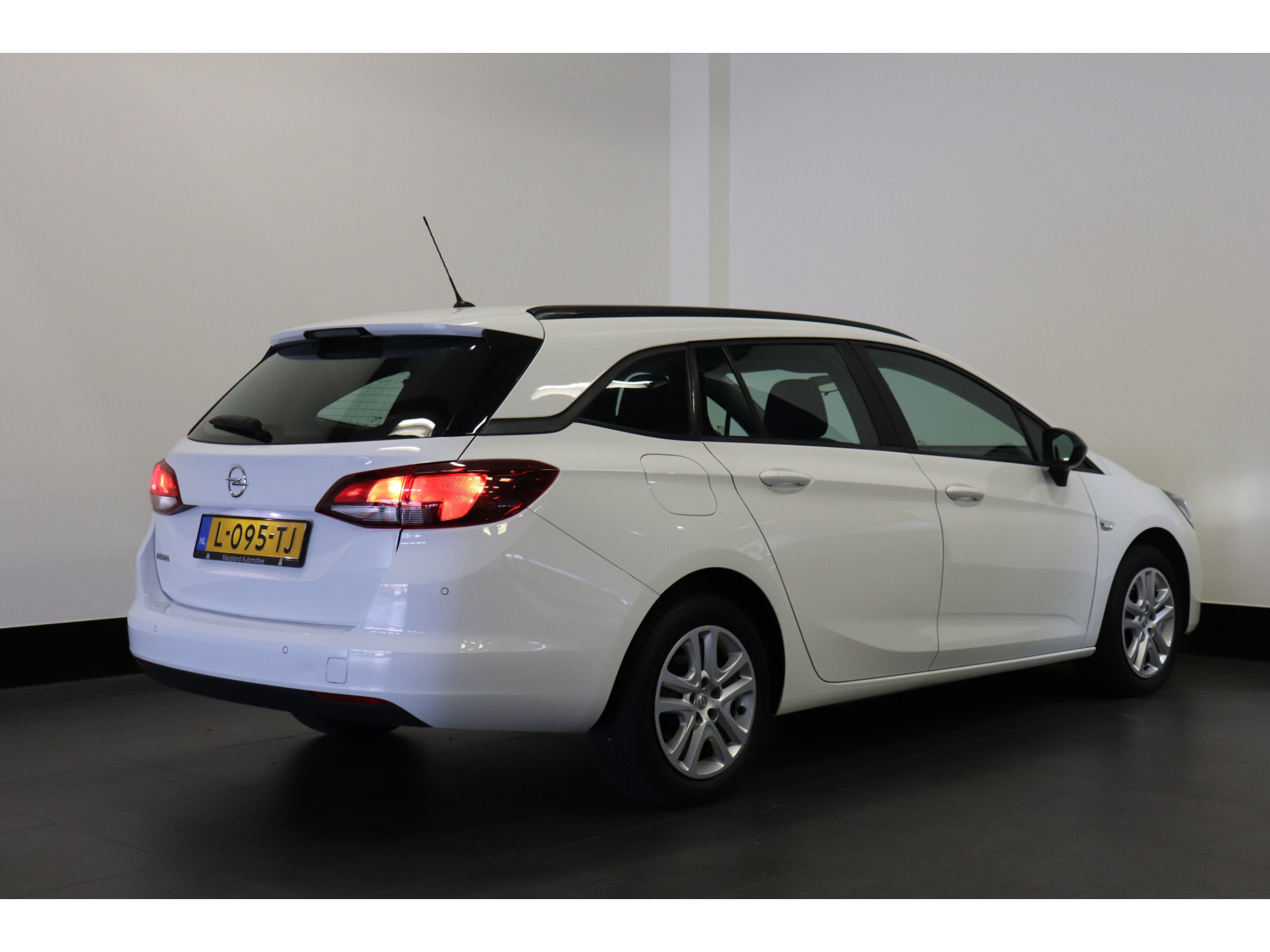 Opel Astra Sports Tourer 1.2 Edition NL Auto 12MND garantie